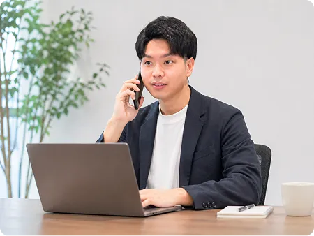 ウェブナゲ運営者の渡辺が電話でお問い合わせ対応をしている