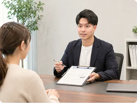 ウェブナゲ運営者の渡辺が女性のお客様に提案内容と契約書の内容を対面で説明している